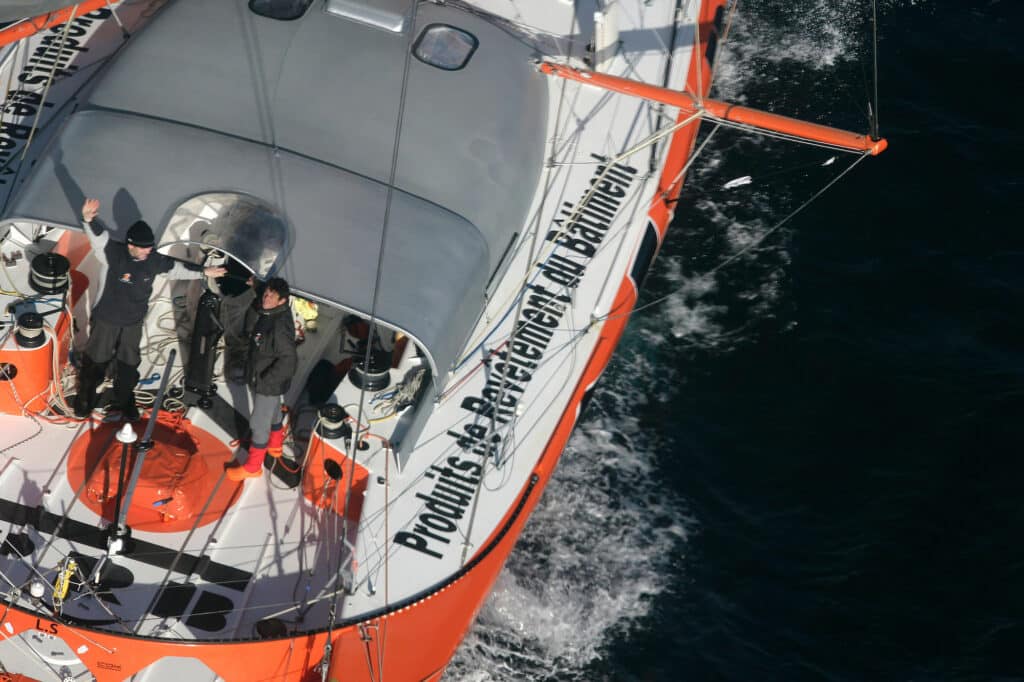 « On remonte la flotte et puis d'un coup on tombe sur le bateau PRB, avec non pas un, mais deux marins à bord. On avait l'image emblématique », raconte Jean-Marie Liot. © Jean-Marie Liot / Aléa