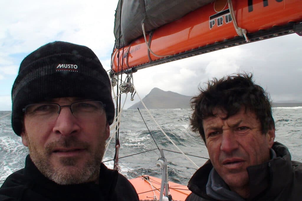 Selfie de Vincent Riou et Jean Le Cam, avec le Cap Horn en arrière plan. © Photo Riou Le Cam / Aléa