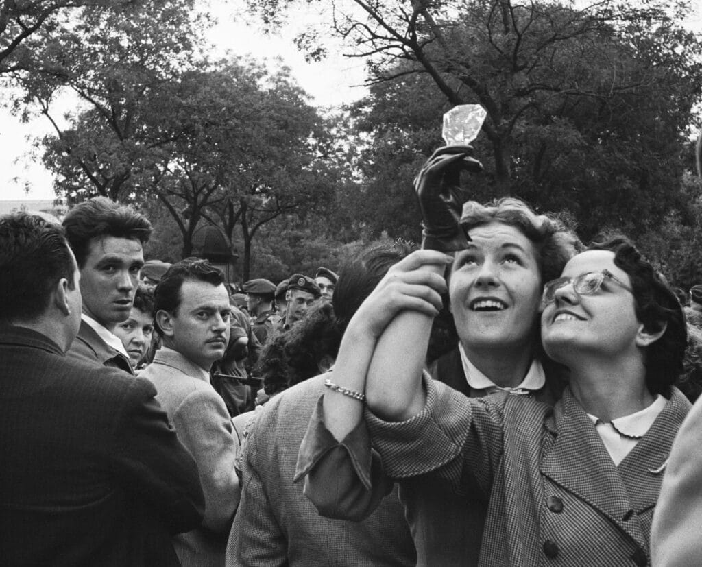 Spectateurs, Paris, 14 juillet 1954 ©/Imec, Fonds MCC, Dist. Rmn / Photo Gisèle Freund