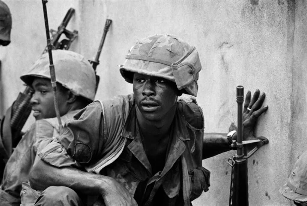 The battle for Saigon. Scared looking marines crouch at a wall during Tet offensive. Vietnam. 1968. © Philip Jones Griffiths / Magnum Photos