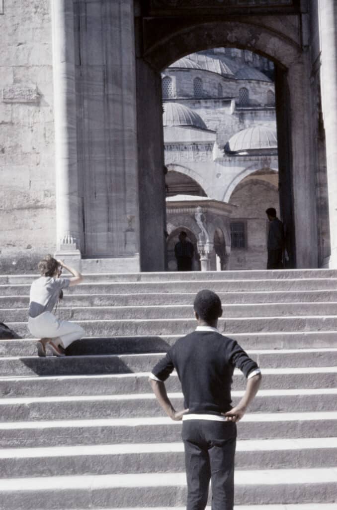 Baldwin at the steps at the Yeni Cami (New Mosque). © Sedat Pakay