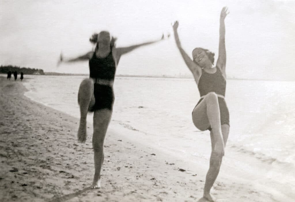 Photographe amateur anonyme. Sans titre, Houlgate, France, 1931. Avec l’aimable autorisation de l’ancienne Collection Marion et Philippe Jacquier / Don de la Fondation Antoine de Galbert au musée de Grenoble.