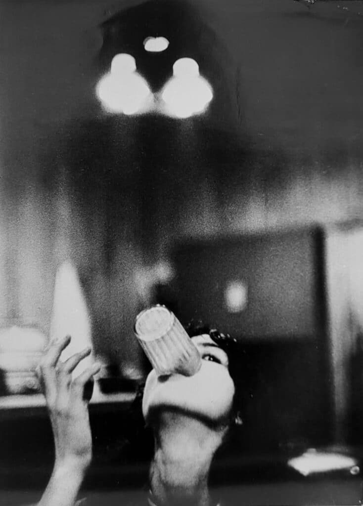 Louis Stettner. Nancy jouant avec un verre, New York, 1958. Avec l’aimable autorisation des Archives Stettner, Saint-Ouen.